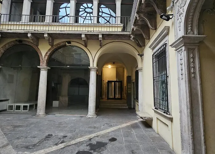 Loggia Delle Mercanzie